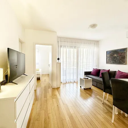 S'akvarel 1 - Private Garage 公寓